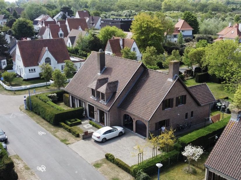 À vendre dans un emplacement exclusif à Sint-Idesbald, Koksijde : spacieuse et charmante villa située à 500 mètres de la plage, du club de voile et de